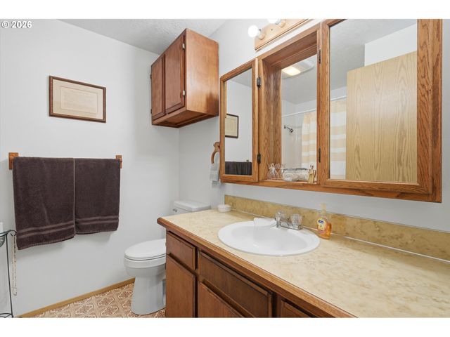 1424 Ne 2ND Ct, Mc Minnville, OR 97128