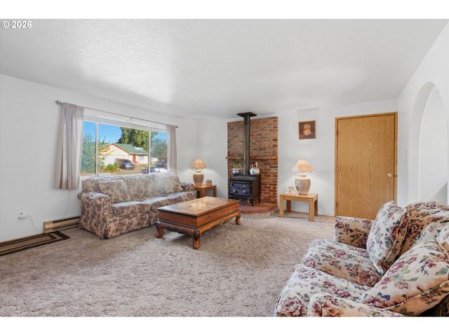 1424 Ne 2ND Ct, Mc Minnville, OR 97128