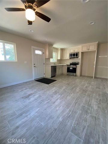 1727 W Santa Ana Boulevard, Santa Ana, CA 92703