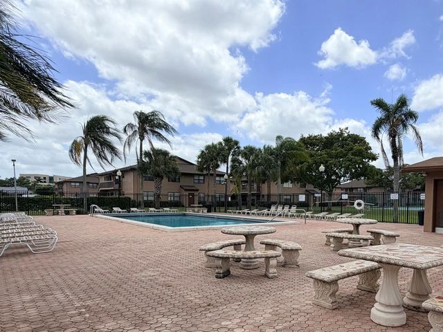 10059 Winding Lake Road 103, Sunrise, FL 33351