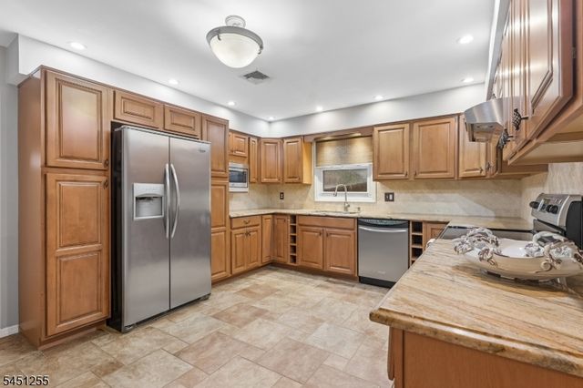 29 N 8Th St, Kenilworth Boro, NJ 07033