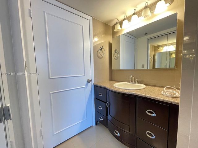 540 Brickell Key Dr 1006, Miami, FL 33131