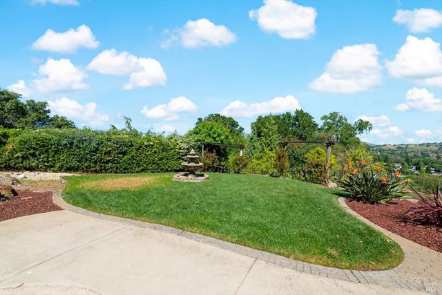 160 Wykoff Dr, Vacaville, CA 95688