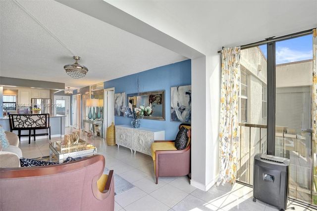 8900 Washington Blvd PH5, Pembroke Pines, FL 33025