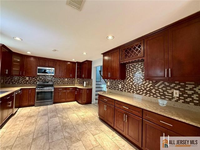 44 Drake Road, Somerset, NJ 08873