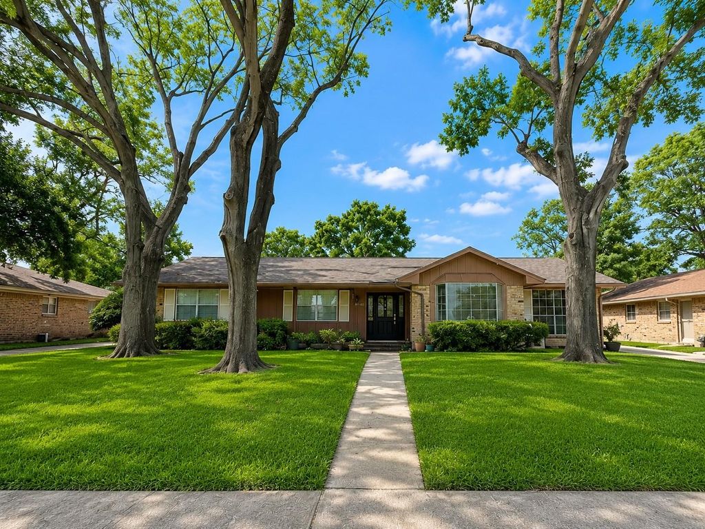 426 Shadow Creek Drive, El Lago, TX 77586