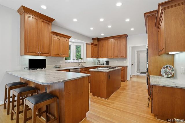 5483 Lake Ridge Drive, Brighton, MI 48116