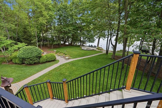 5483 Lake Ridge Drive, Brighton, MI 48116