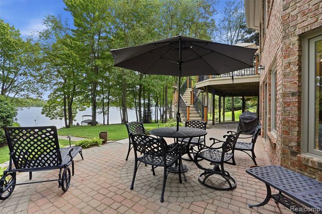 5483 Lake Ridge Drive, Brighton, MI 48116