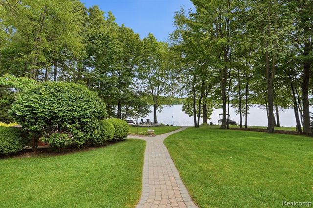 5483 Lake Ridge Drive, Brighton, MI 48116