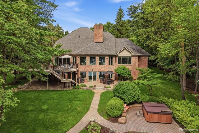5483 Lake Ridge Drive, Brighton, MI 48116