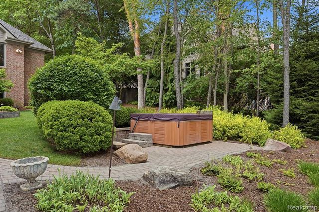 5483 Lake Ridge Drive, Brighton, MI 48116