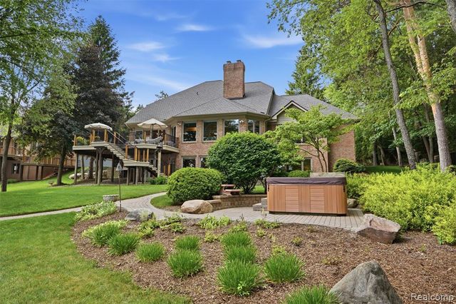 5483 Lake Ridge Drive, Brighton, MI 48116