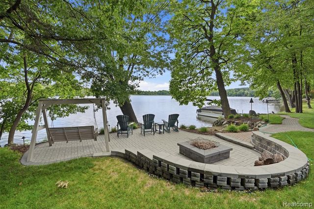5483 Lake Ridge Drive, Brighton, MI 48116