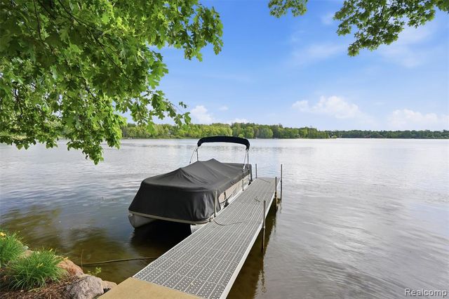 5483 Lake Ridge Drive, Brighton, MI 48116