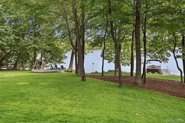 5483 Lake Ridge Drive, Brighton, MI 48116