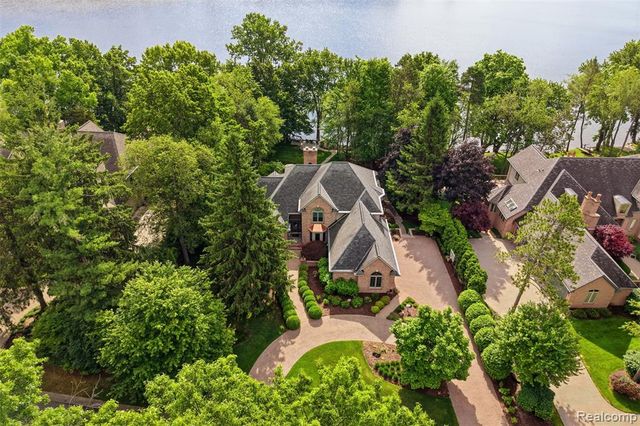 5483 Lake Ridge Drive, Brighton, MI 48116