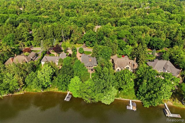 5483 Lake Ridge Drive, Brighton, MI 48116