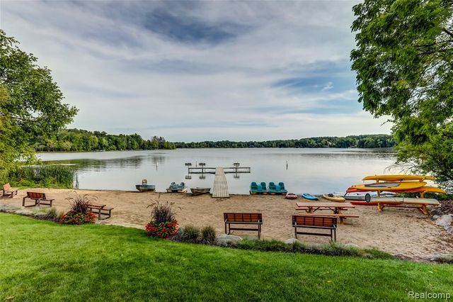 5483 Lake Ridge Drive, Brighton, MI 48116