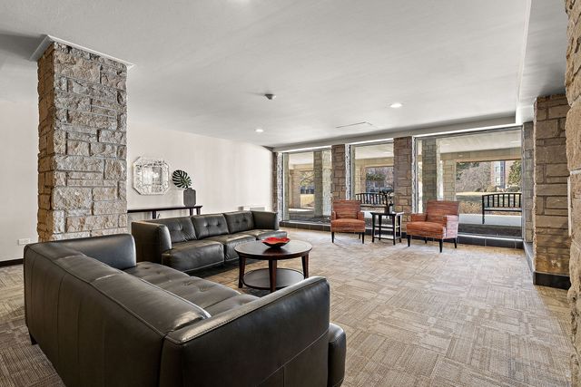 2500 Archbury Lane 1A, Park Ridge, IL 60068