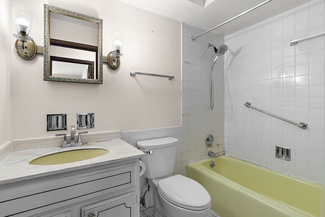 2500 Archbury Lane 1A, Park Ridge, IL 60068