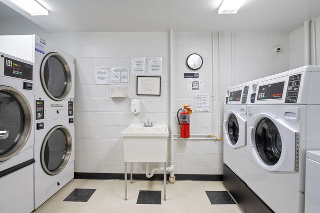 2500 Archbury Lane 1A, Park Ridge, IL 60068