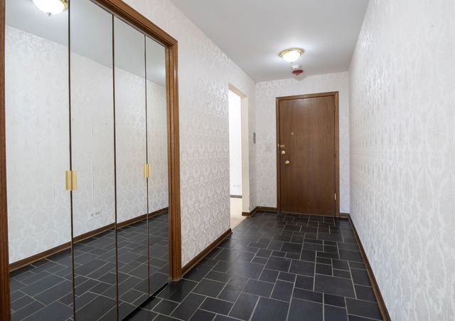 2500 Archbury Lane 1A, Park Ridge, IL 60068