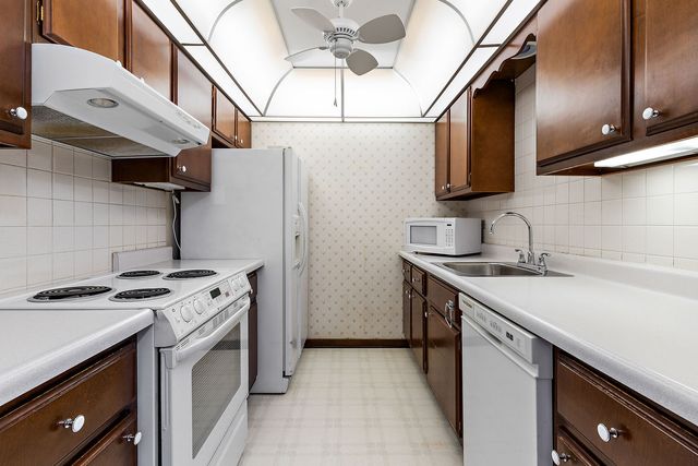 2500 Archbury Lane 1A, Park Ridge, IL 60068