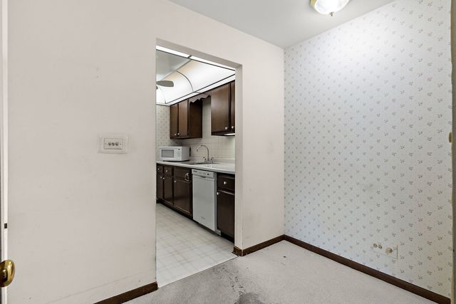 2500 Archbury Lane 1A, Park Ridge, IL 60068