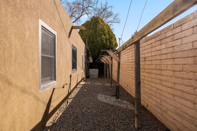 501 Laguna Boulevard SW, Albuquerque, NM 87104