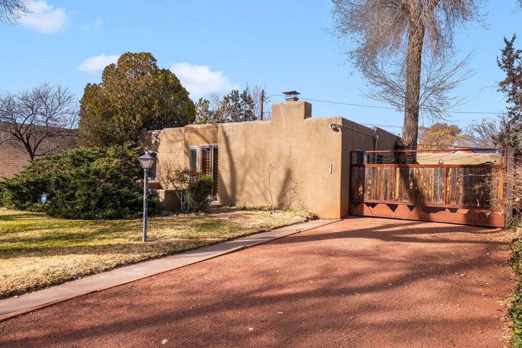 501 Laguna Boulevard SW, Albuquerque, NM 87104