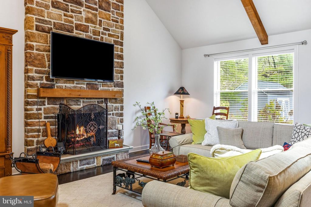 Image 12 of property listing at 4126 HEDGEHILL LN, Phoenix, MD 21131