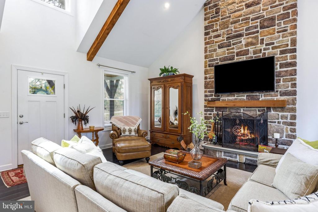 Image 4 of property listing at 4126 HEDGEHILL LN, Phoenix, MD 21131