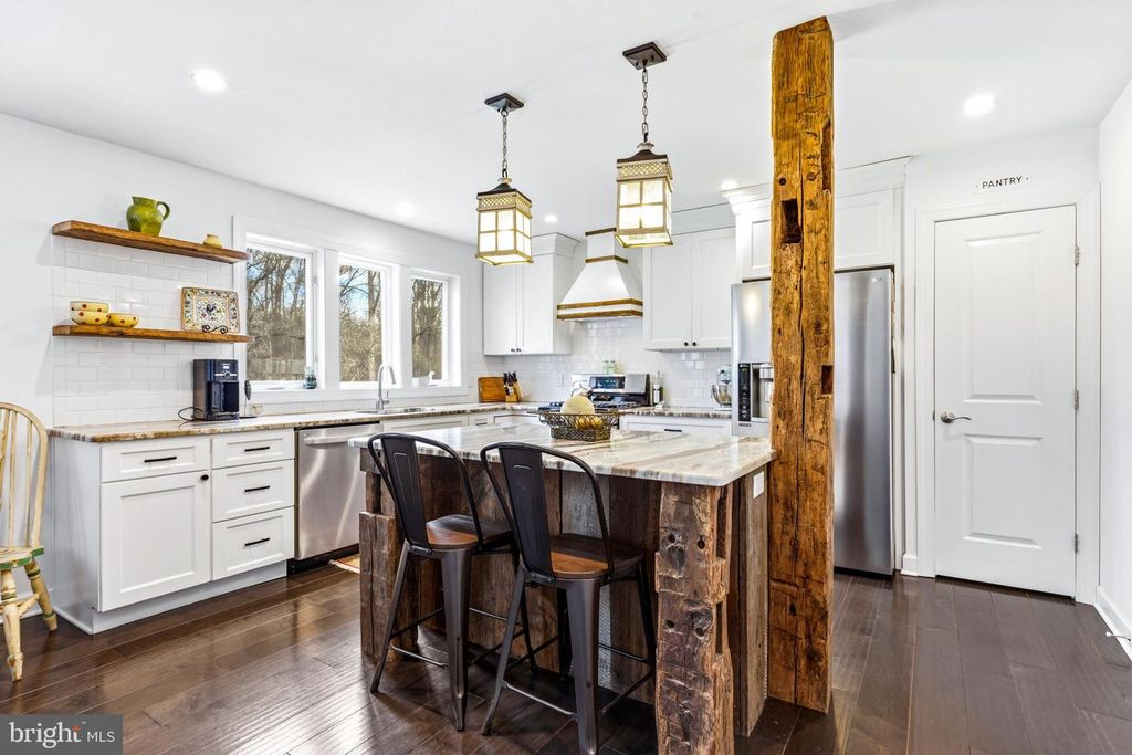 Image 6 of property listing at 4126 HEDGEHILL LN, Phoenix, MD 21131