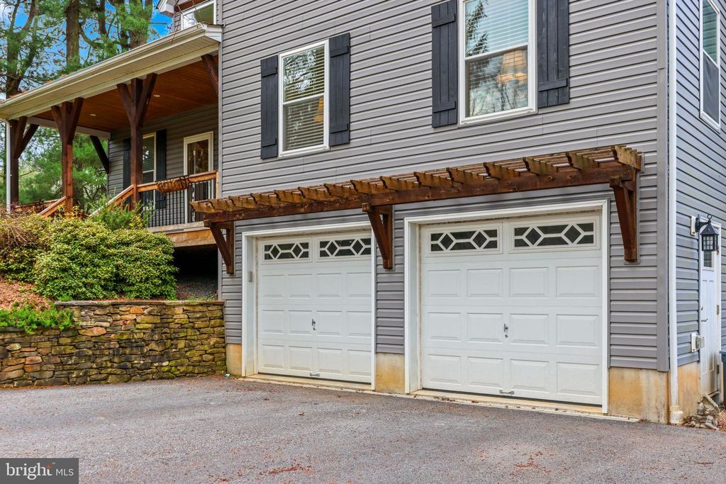 Image 7 of property listing at 4126 HEDGEHILL LN, Phoenix, MD 21131