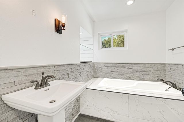 404 S Burnett Drive, Baytown, TX 77520