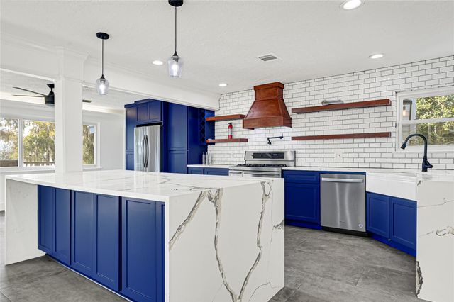 404 S Burnett Drive, Baytown, TX 77520