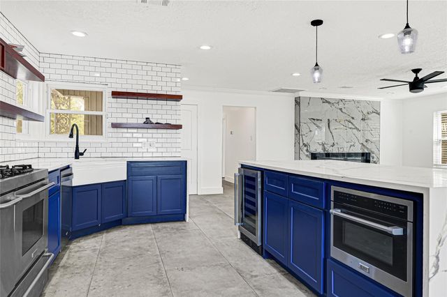 404 S Burnett Drive, Baytown, TX 77520