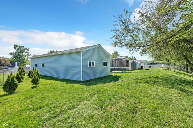 38 Fountain Lake Drive, Greenfield, IN 46140