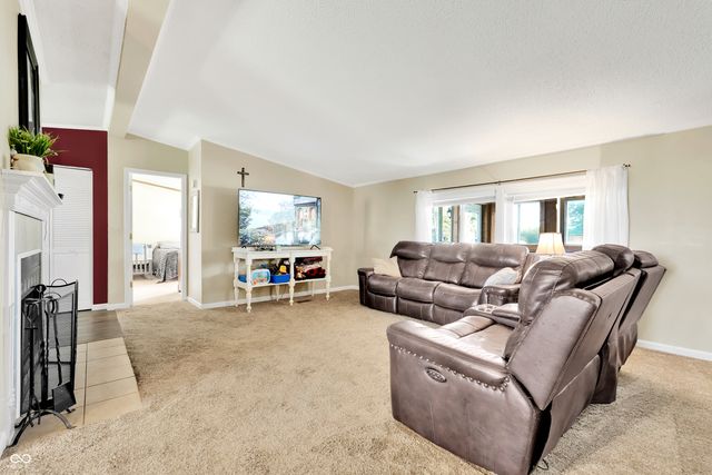38 Fountain Lake Drive, Greenfield, IN 46140