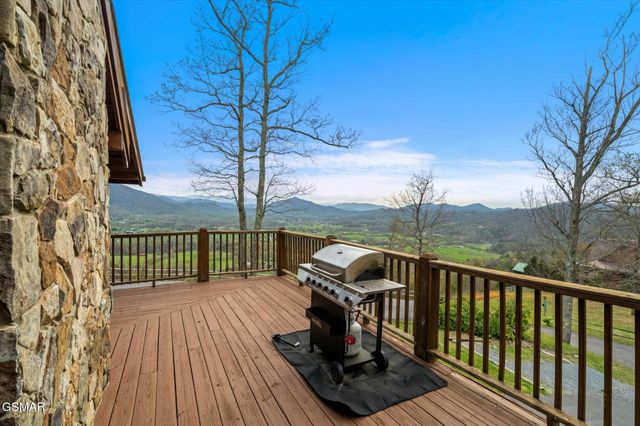 2485 Black Bear Ridge Way, Sevierville, TN 37862