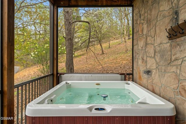 2485 Black Bear Ridge Way, Sevierville, TN 37862