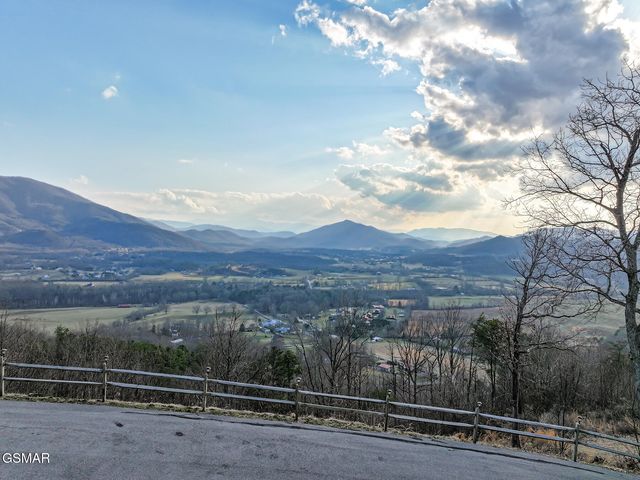 2485 Black Bear Ridge Way, Sevierville, TN 37862