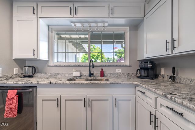 212 Windsor Way, Central Point, OR 97502