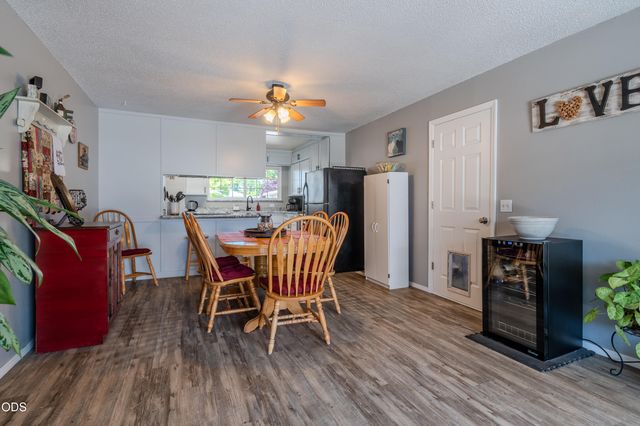 212 Windsor Way, Central Point, OR 97502