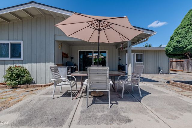 212 Windsor Way, Central Point, OR 97502