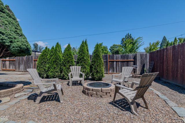 212 Windsor Way, Central Point, OR 97502