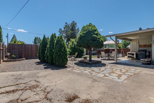 212 Windsor Way, Central Point, OR 97502