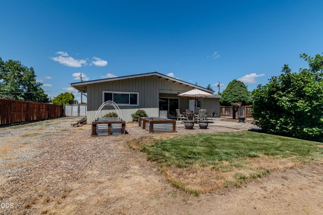 212 Windsor Way, Central Point, OR 97502