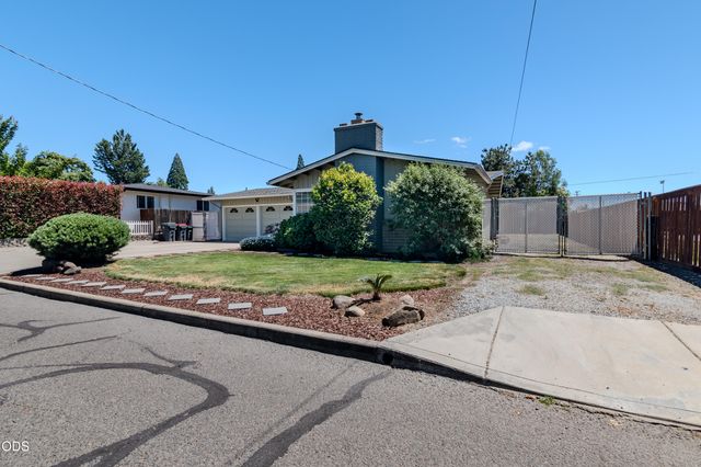 212 Windsor Way, Central Point, OR 97502